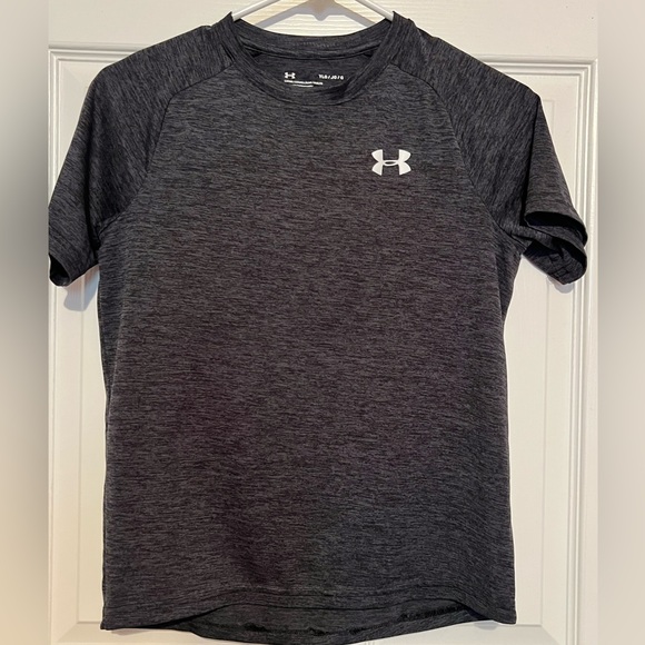 Youth medium Under Armour tshirt. - Picture 1 of 4